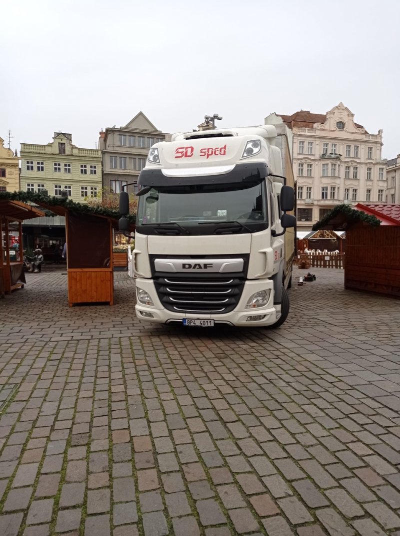 Každoroční dovoz betlému na Vánoční trhy v Plzni